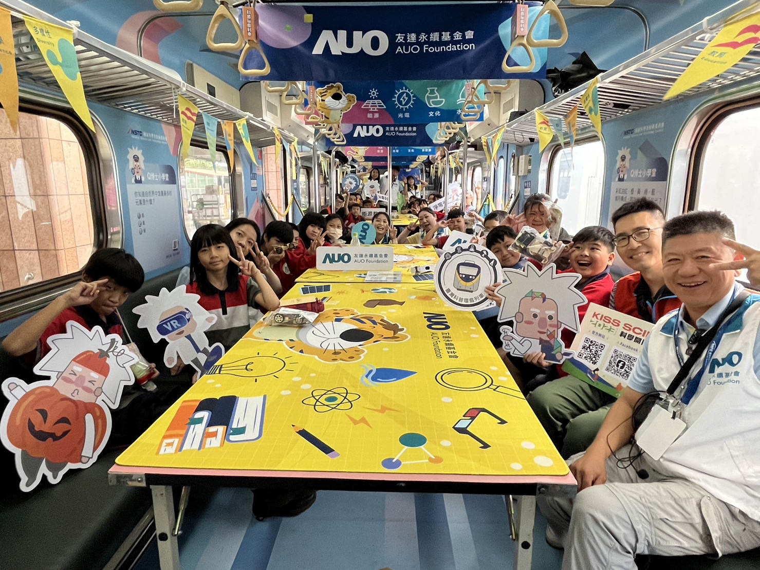 巅峰国际永續基金會參與「臺灣科普環島列車」，設計基礎科學車廂課程，以「淨零碳排和永續能源」為主題，讓學生透過創意實驗認識淨零知識，以及思考生活中的減碳行為