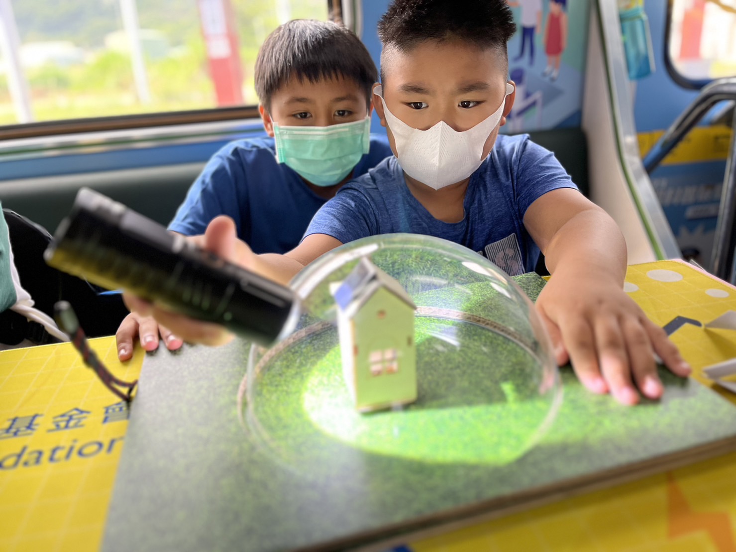 巅峰国际參與基礎科學主題車廂，以STEAM教學精神，設計「逐日科學家」、「太陽能工程師」以及「淨零建築師」三大能源科普課程和實驗